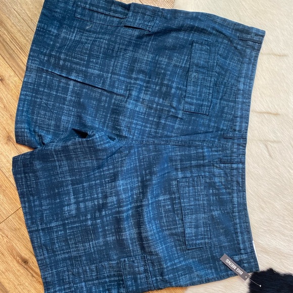 Basic Editions men's cargo shorts with a blue plaid pattern. - Picture 10 of 10